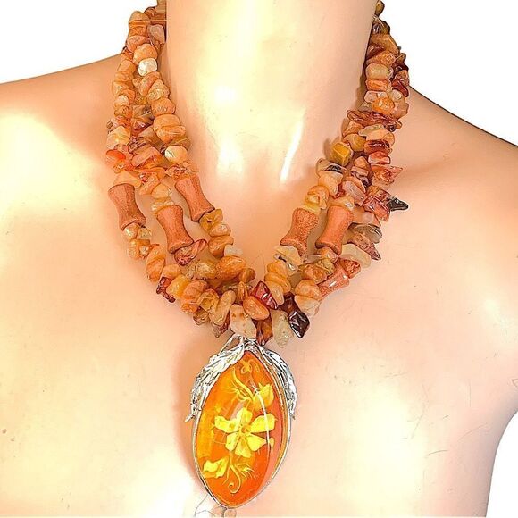 Triple strand agate goldstone necklace with reverse carved amber lucite pendant - Picture 9 of 12